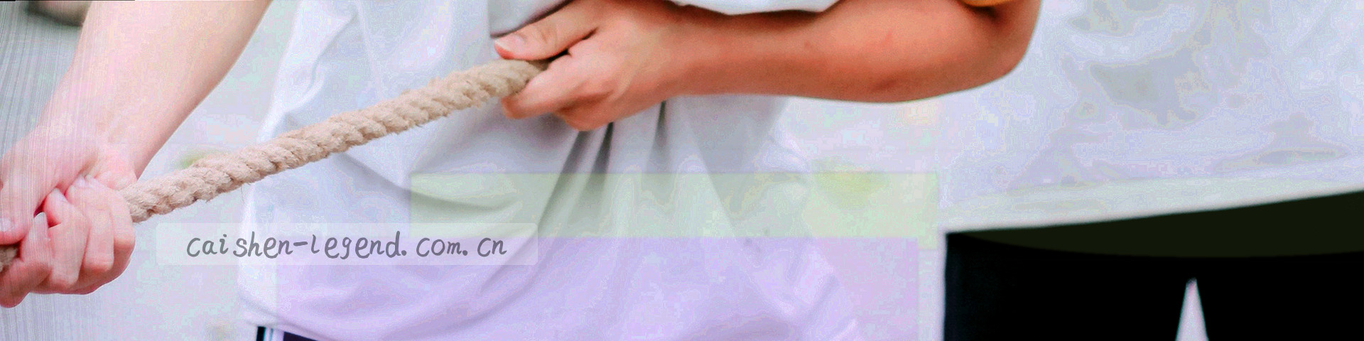 华南城市天际线剪影横向排列，象征十二城服务节点